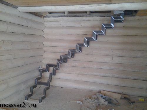 В дом из дерева тоже можно установить металлическую лестницу.