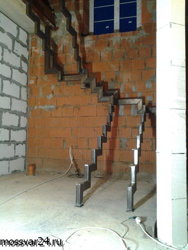 Фото после монтажа металлического каркаса лестницы
