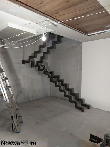 Фото после монтажа металлического каркаса лестницы